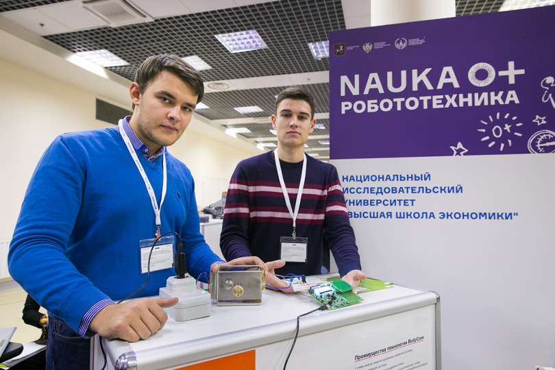 MIEM Students Demonstrate Google Glass Analogue and Portable Cardiograph at All-Russia Science Festival